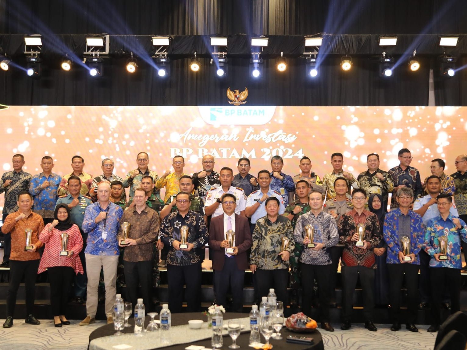 Pemberian penghargaan Anugerah Investasi kepada 10 entitas bisnis di Batam.