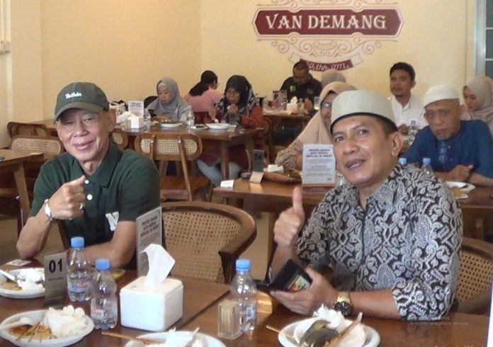 Jika Anda pencinta kuliner yang gemar mencoba sesuatu yang tak biasa, saatnya menyambangi Restoran Sate Merah Van Demang.