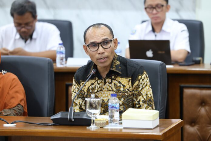 Anggota Pansus DPR RI Alimudin Kolatlena sedang menyampaikan pendapat dalam rapat pembahasan RUU Daerah Kepulauan di Gedung DPR RI, Jakarta.