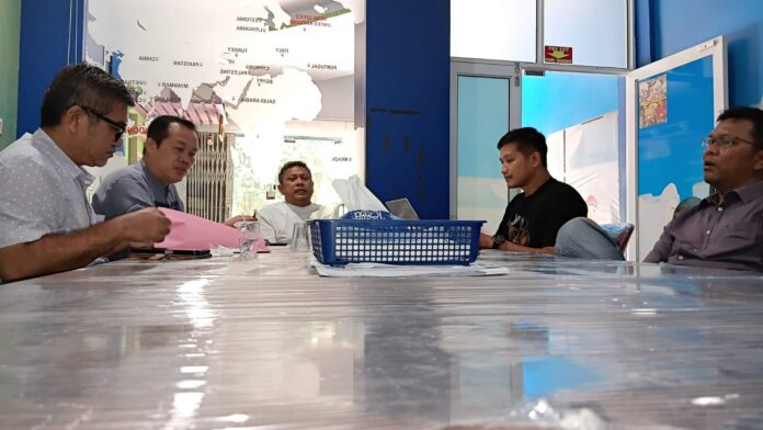 Ketua PanitiaUKW PWI Kepri 2026, Herry Sembiring memimpin rapat persiapan di kantorPWI Kepri di Batam, Jumat (14/8/2026). Sebanyak 41 orang sudah mendaftar dan panitia kini mengimbau agar berkas cepat diserahkan agar bisa segera diverifikasi.