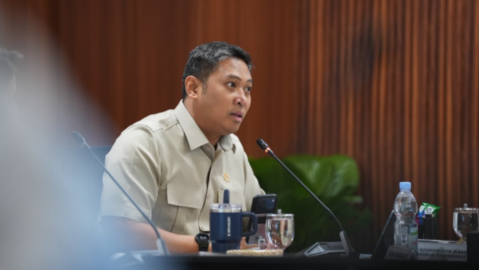 Kepala Badan Gizi Nasional (BGN) Sudaryono (Mas Dar) memberikan keterangan pers mengenai kebijakan kemandirian pengelolaan dapur Program Makan Bergizi Gratis (MBG) oleh pondok pesantren.